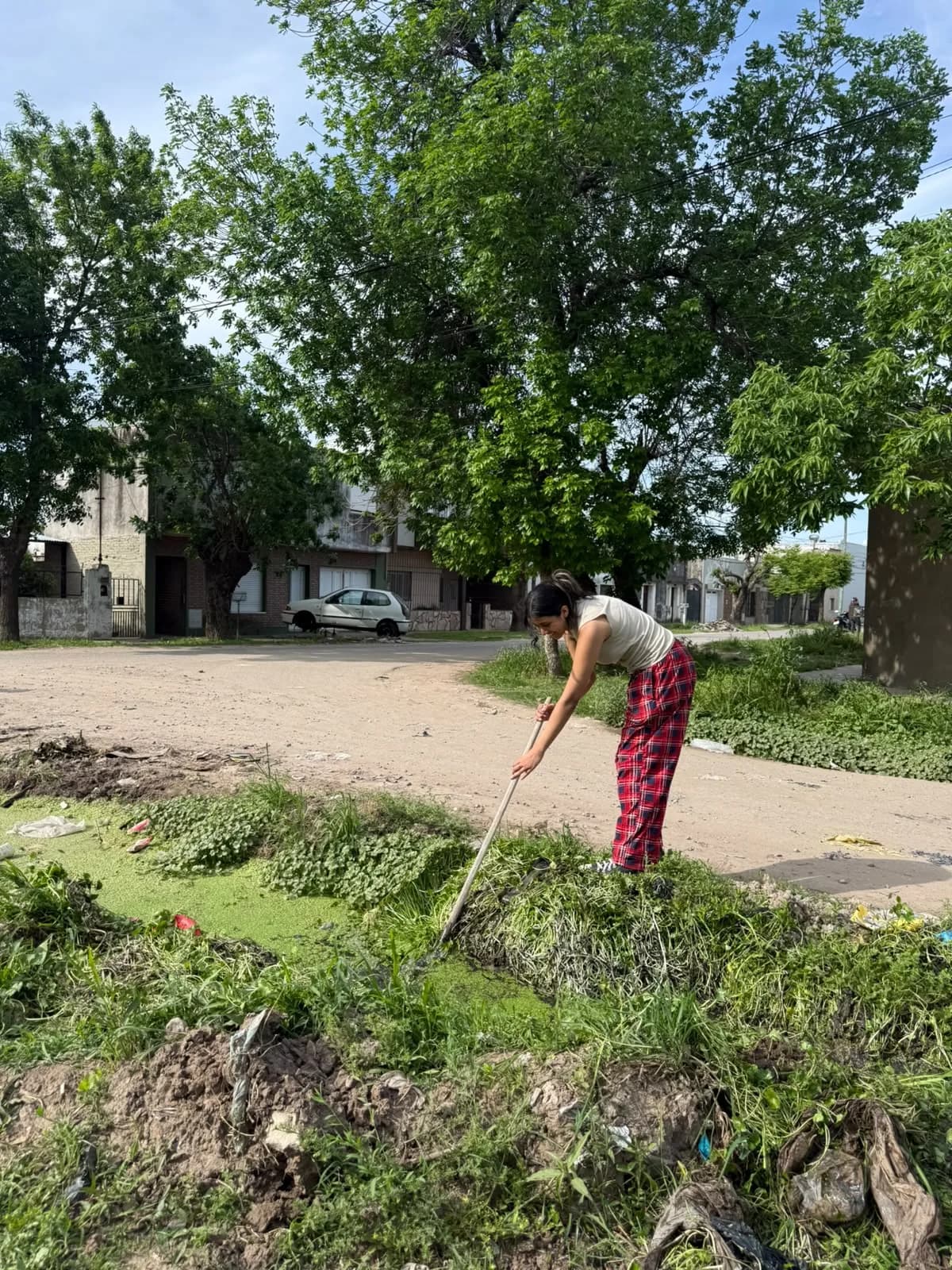 Vecinos de barrio Cabal se organizaron para limpiar el barrio
